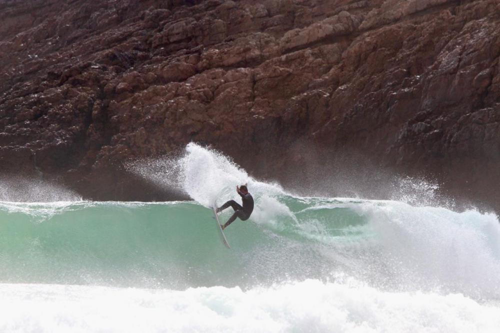 Surfista matense se aventura de ‘motorhome’ em busca de ondas pela Europa