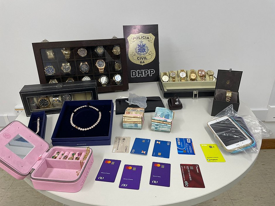 Mulheres são presas acusadas de fazer parte de grupo criminoso na Bahia
