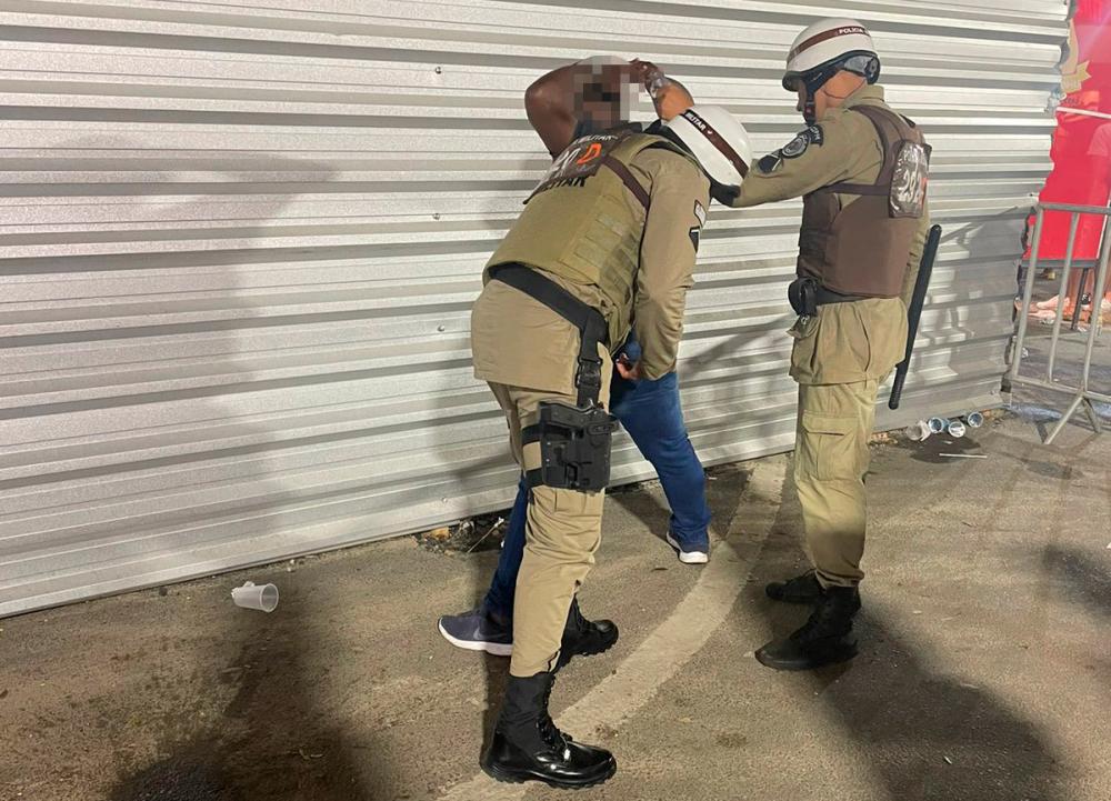 Homem é detido após roubar celular no Aniversário da Cidade