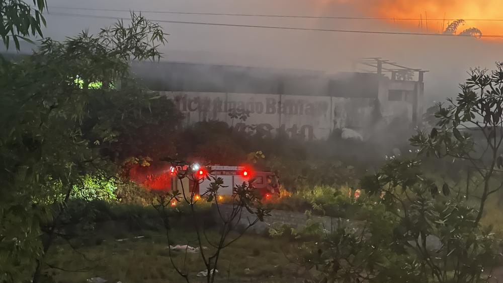 Cerâmica pega fogo em Amado Bahia e bombeiros são chamados pra conter chamas