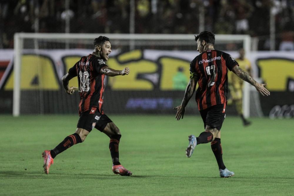 Vitória passa fácil pela Ponte Preta e começa a Série B com três pontos