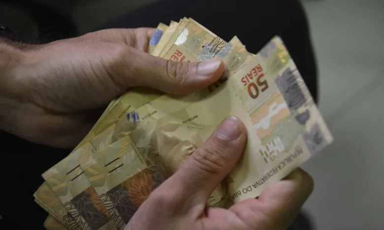 Caixa libera abono salarial para nascidos em maio e junho