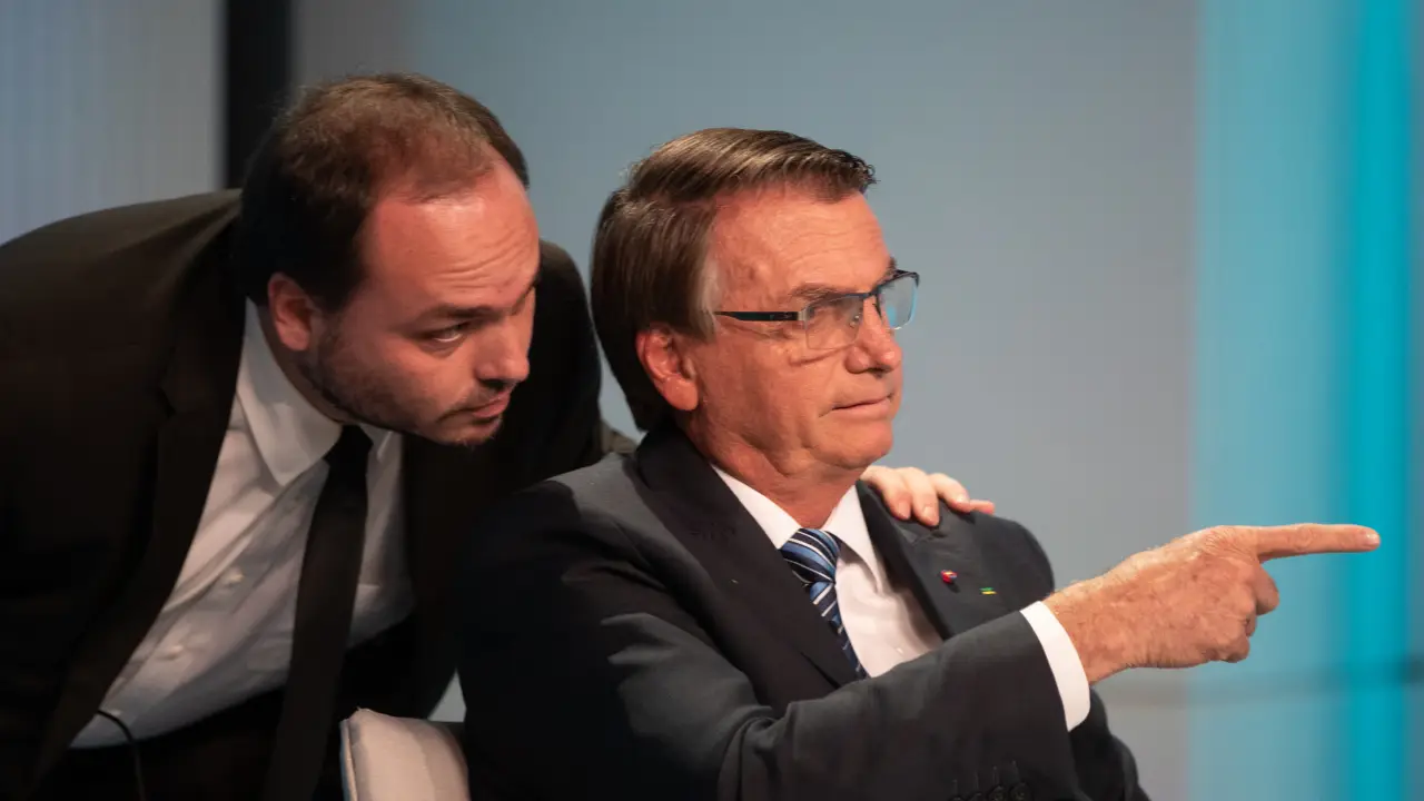 Carlos Bolsonaro anuncia que deixará comando das redes sociais do pai