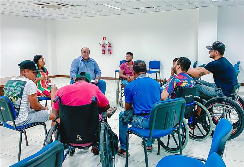 Prefeito se reúne com atletas do Basquete de Cadeira de Rodas de Dias d’Ávila