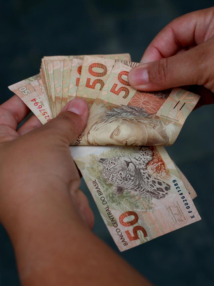 Caixa paga novo Bolsa Família a beneficiários com NIS de final 3