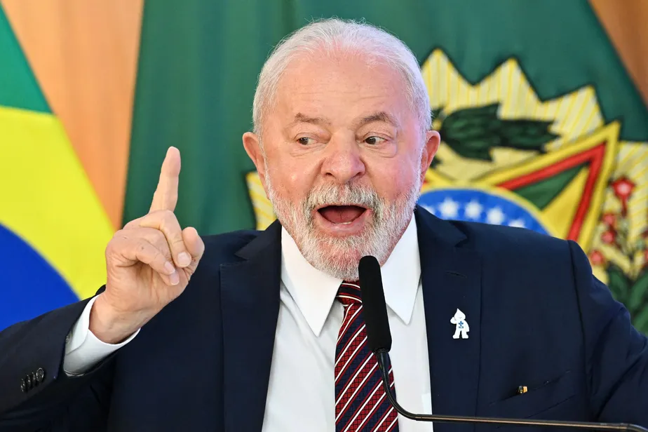 Após recorde de Bolsonaro, Lula reduz 200 militares da ativa no governo