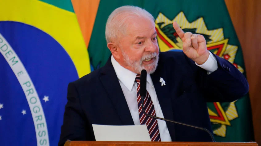 Lula assina projeto de lei que libera verba para piso da enfermagem