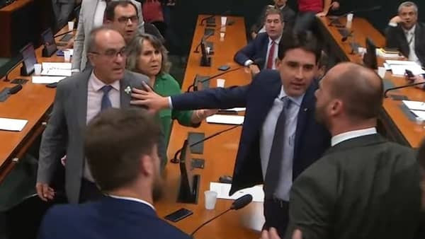 Eduardo Bolsonaro xinga e parte para cima de deputado que disse que facada do pai era fake