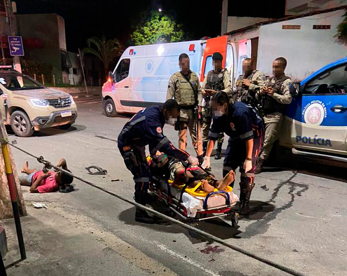 Colisão entre motocicleta e carro deixa duas pessoas feridas na Avenida Arthur Torres