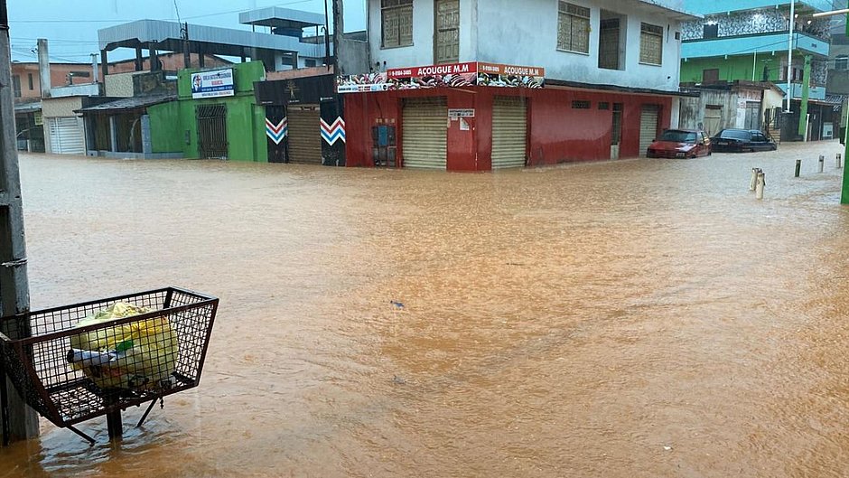 Feriadão começa com fortes chuvas no sul da Bahia; Ilhéus registra alagamentos