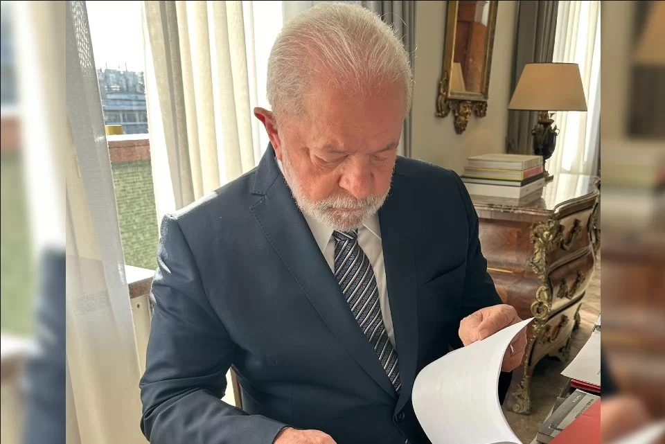 Janja posta foto de Lula com a gravata que comprou em loja de luxo 