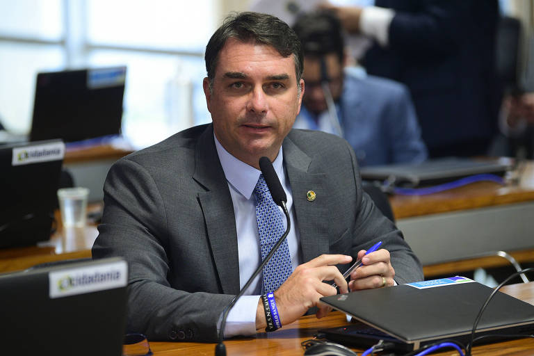Flávio Bolsonaro quer convocar Lula em CPI do 8/1