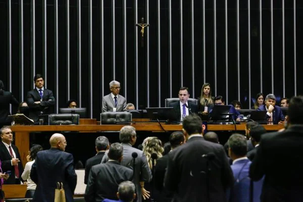 Congresso aprova piso salarial da enfermagem e reajuste a servidores