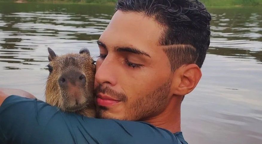 Influenciador entrega capivara ao Ibama após denúncias de maus-tratos