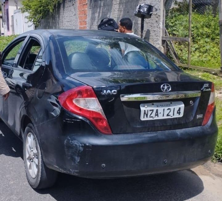 PM apreende carro roubado com motorista de “ligeirinho” em Dias d’Ávila 
