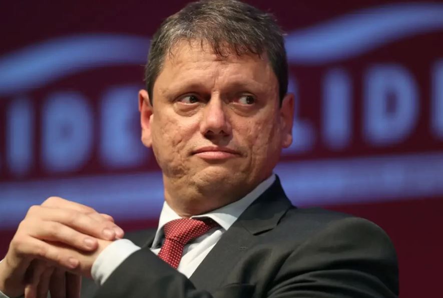 Tarcísio fixa salário mínimo paulista em R$ 1.550, com reajuste maior que o de Lula