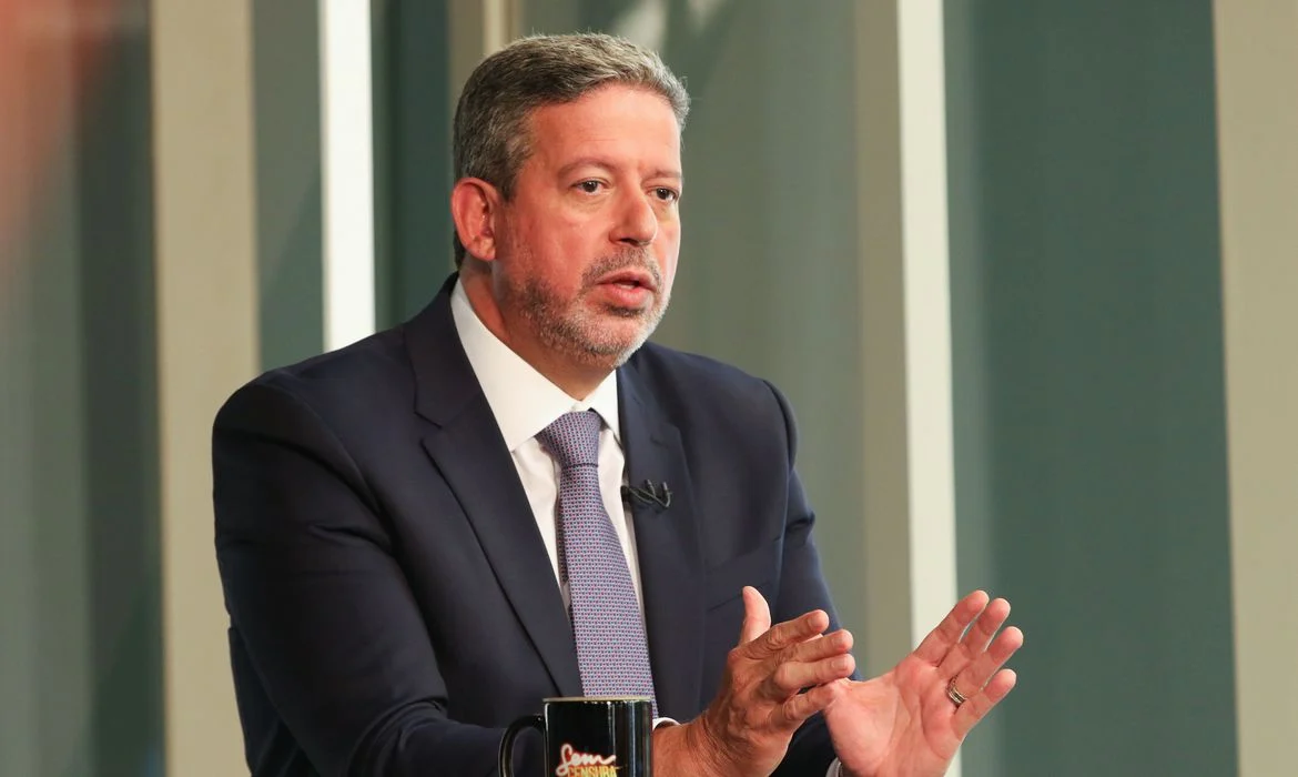 Lira cogita adiar votação do PL das Fake News devido ao risco de derrota