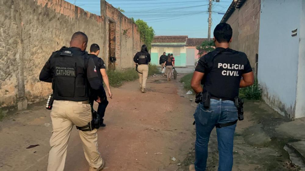 Presidiários são transferidos durante ação da Policia Civil na Bahia