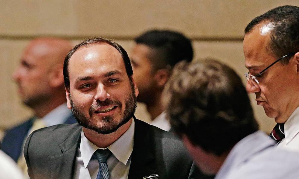 Laudo reforça suspeitas de esquema de rachadinha em gabinete de Carlos Bolsonaro, diz jornal