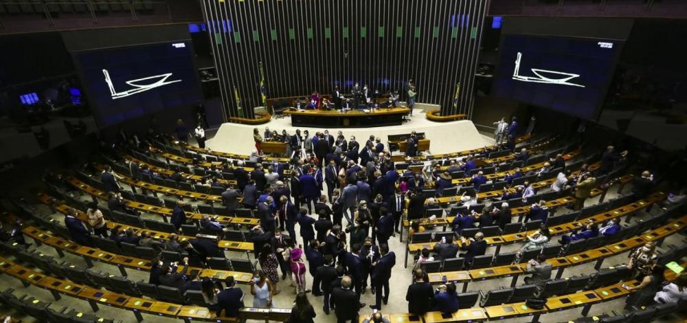 Câmara aprova projeto de lei que determina equiparação de salários entre homens e mulheres