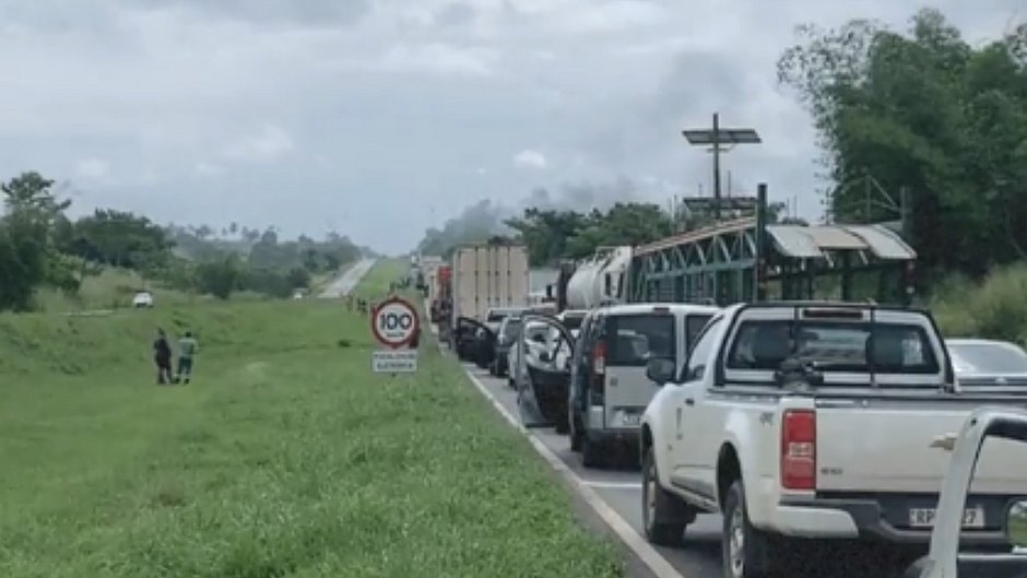 Carreta carregada de combustível pega fogo e gera engarrafamento na BR-324, na Bahia
