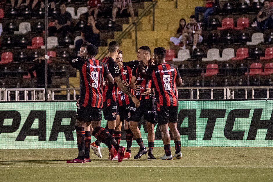 Implacável, Vitória vence o quarto jogo seguido na Série B