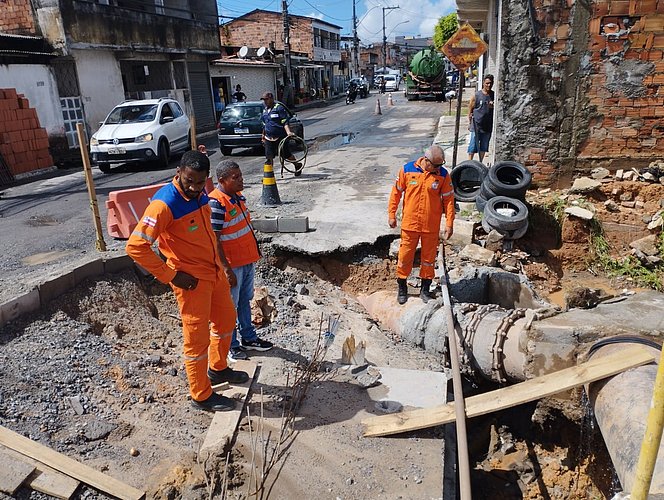 Tubulação de esgoto se rompe durante obra no sistema de drenagem de Camaçari