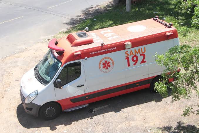 Homem é agredido e baleado após ser confundido com membro de facção rival em Vila de Sauipe 