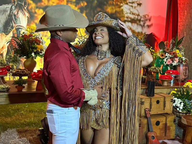 Cristian Bell pede Rafa Moreira em casamento durante aniversário