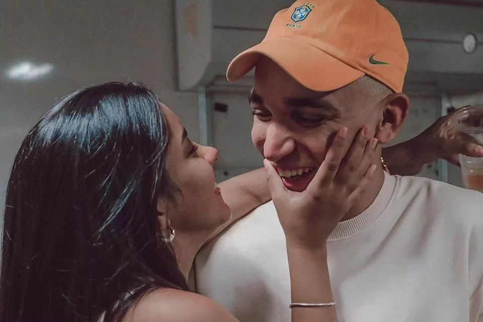 Após polêmica, João Gomes reata namoro com Ary Mirelle