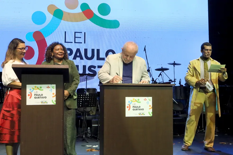 Lula assina Lei Paulo Gustavo e garante construção de ponte e vinda de indústria automobilística para Bahia