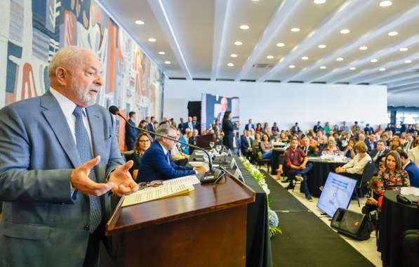 Presidente Lula assina medida para retomar 3.500 obras escolares paralisadas no Brasil