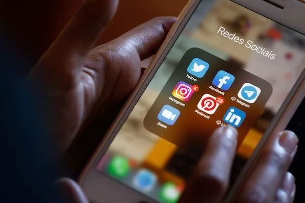 Regulação de redes em outros países teve ameaças e “apagão” de big techs 