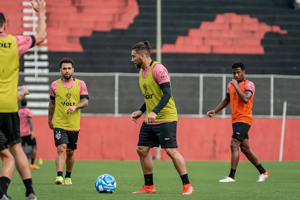 Vitória finaliza preparação para enfrentar Atlético-GO; Yan Souto e Wellington Nem são relacionados 