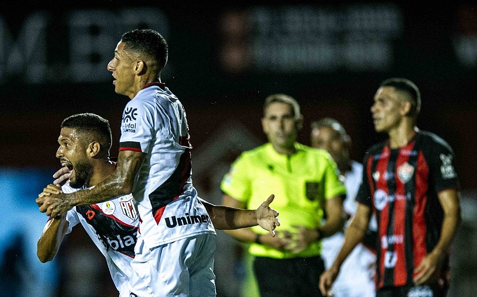 Fim da invencibilidade: em jogo com cinco gols, Vitória perde para o Atlético-GO no Barradão