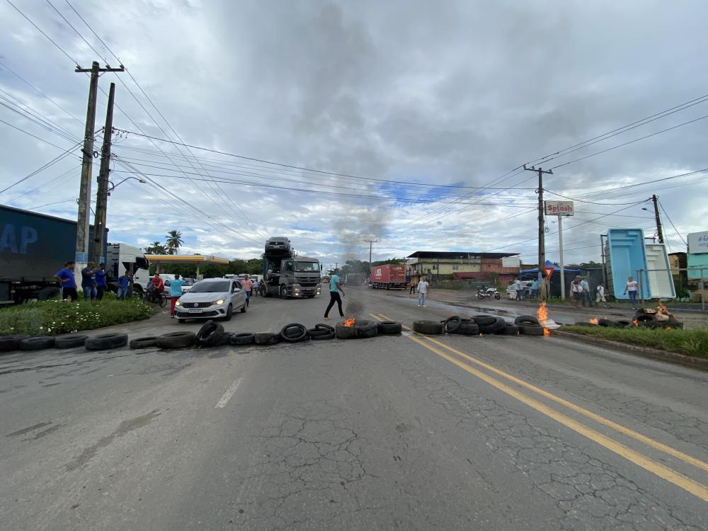 Em protesto, moradores de Dias d’Ávila interditam trecho da BA-093