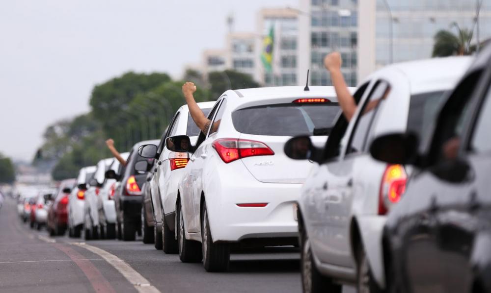 Motoristas de aplicativos paralisam atividades por 24h nesta segunda