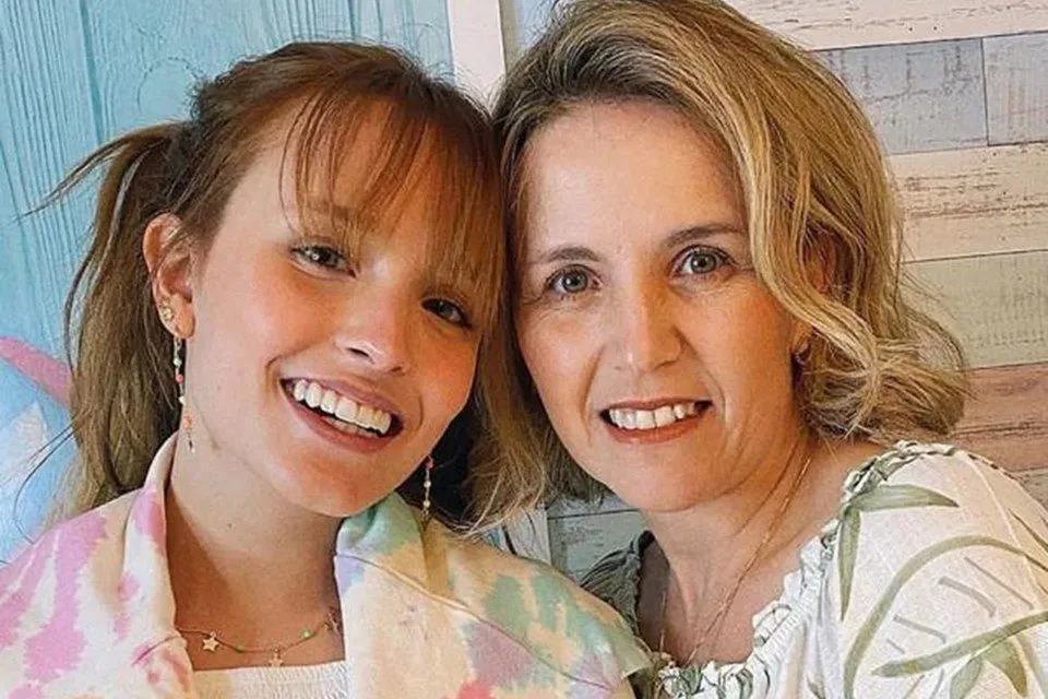 Após rompimento, Larissa Manoela ignora a mãe e fãs suspeitam de briga