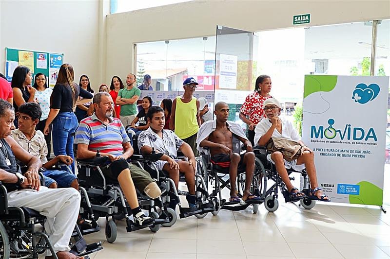 Prefeitura de Mata entrega cadeira de rodas para moradores com mobilidade reduzida