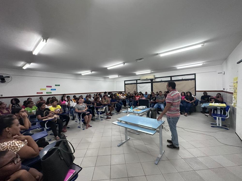 Vereador comemora início do curso de informática gratuito em Mata de São João