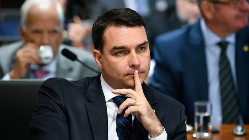 Flávio Bolsonaro desiste de candidatura à prefeitura do Rio