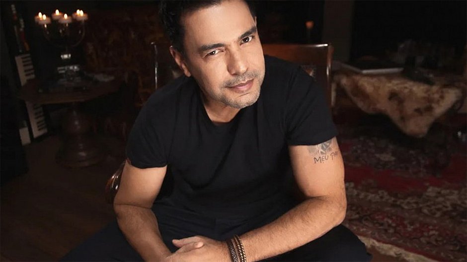 Voz de Zezé Di Camargo falha em show e artista é criticado
