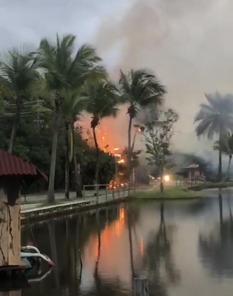 Fiação elétrica pega fogo e deixa parte de Praia do Forte sem energia 