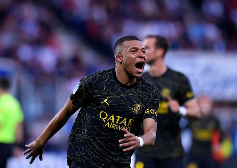 PSG vence o Auxerre e fica perto do título francês
