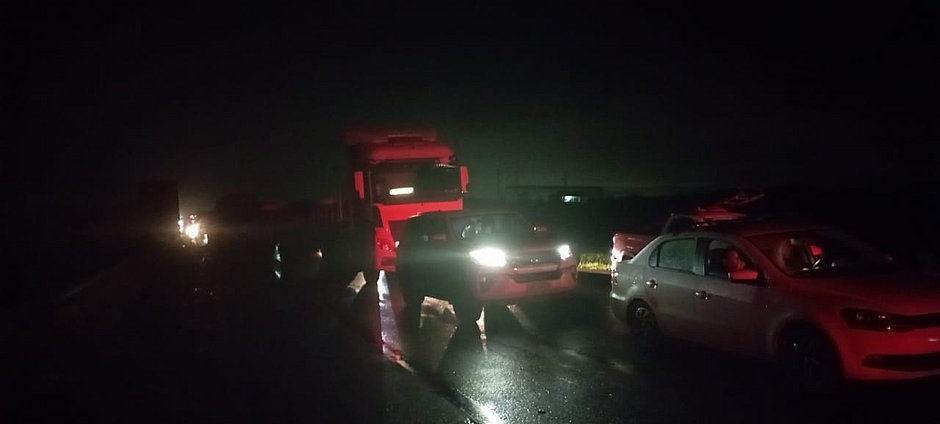 Acidente com caminhão provoca engarrafamento na BR-324
