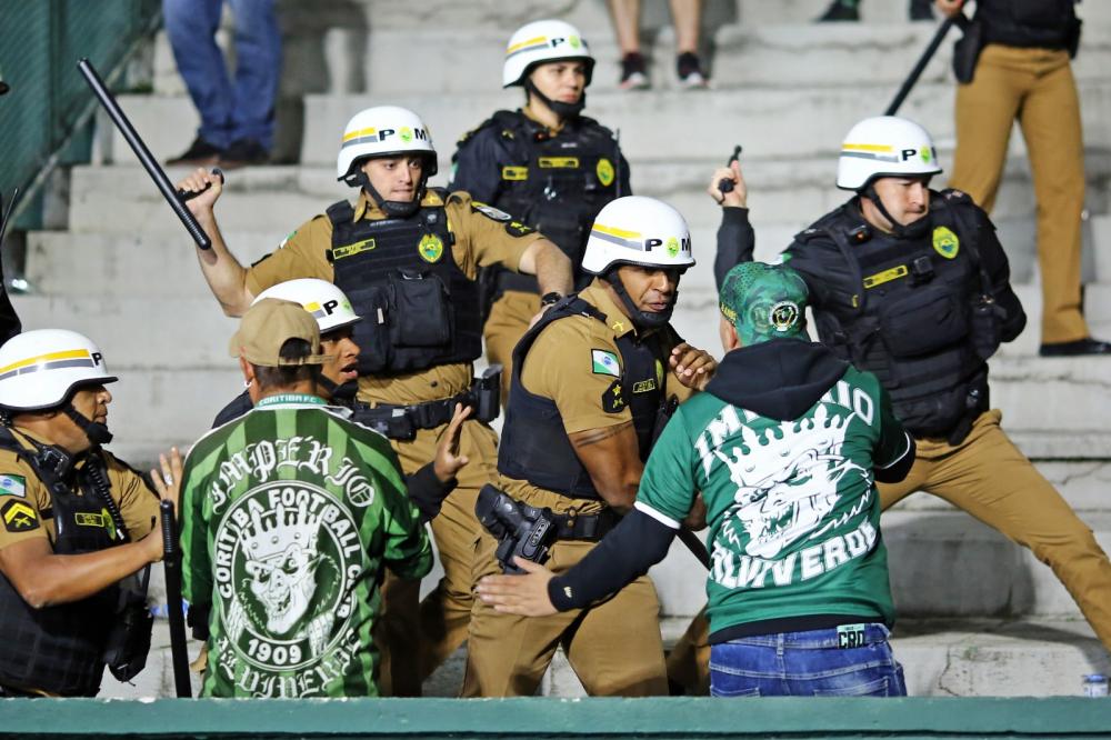 Torcedores do Coritiba entram em confronto com a polícia
