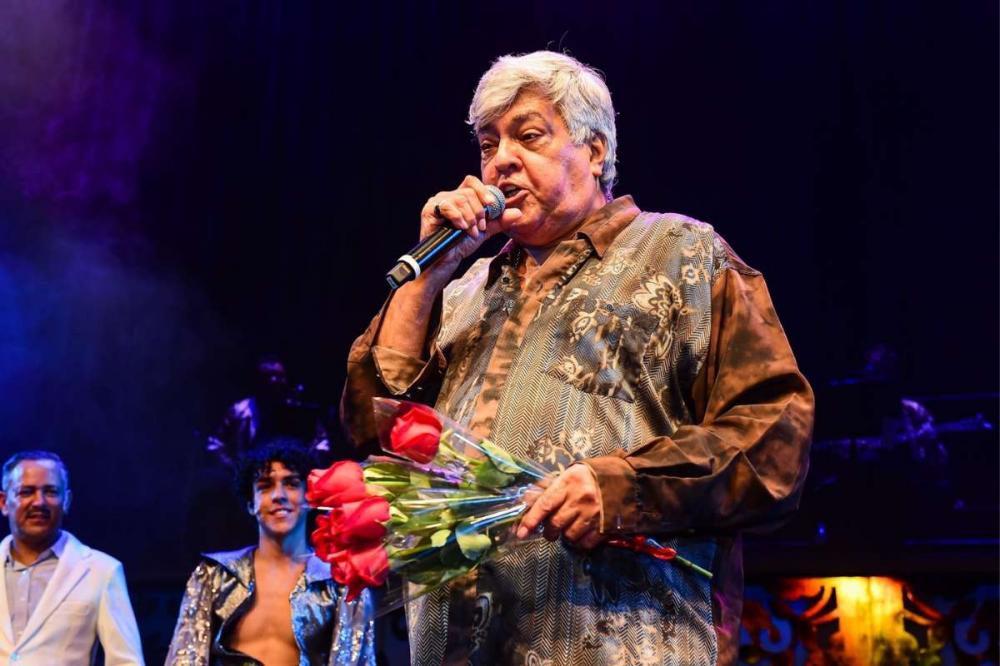 Sidney Magal interrompe show e deixa o palco após passar mal