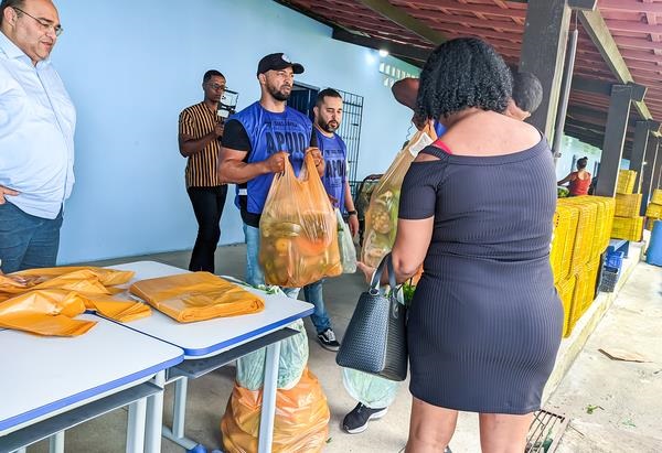 Prefeitura distribui mais de sete toneladas de alimentos em cestas verdes do PAA