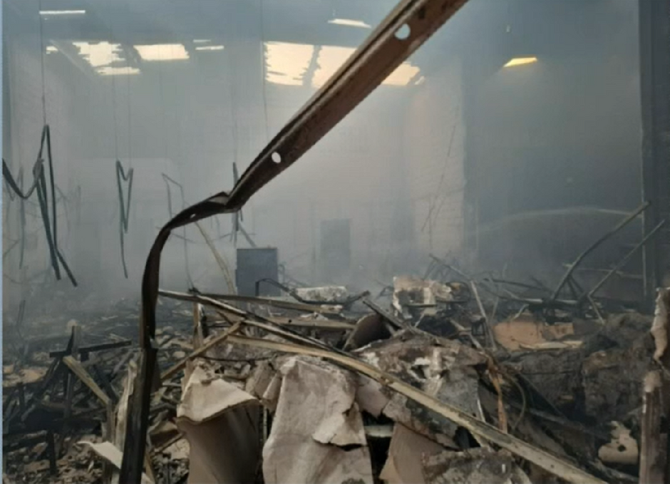 Galpões são atingidos por incêndio em Lauro de Freitas