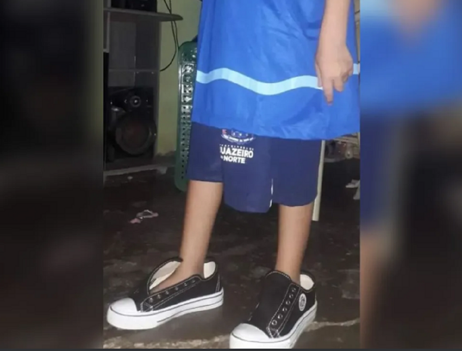 Crianças recebem uniforme e sapatos 'gigantes' em escolas no interior do Ceará